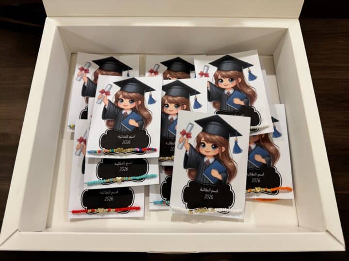 Girls Graduation Favor – Card with Bracelet 7 Box of girl graduation favors with cartoon cards and bracelets – Nowme