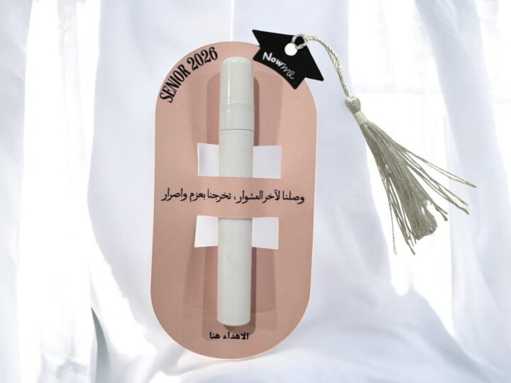 توزيعة عطر التخرج والتفوق بشكل قبعة تخرج 4 توزيعة عطر تخرج بعبوة بيضاء مع كرت وردي وعبارة تخرج SENIOR 2026 في الكويت