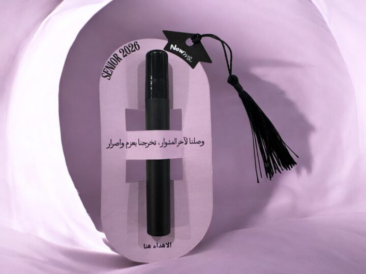 توزيعة عطر التخرج والتفوق بشكل قبعة تخرج 11 توزيعة عطر تخرج بعبوة سوداء مع كرت بنفسجي وتصميم SENIOR 2026 في الكويت