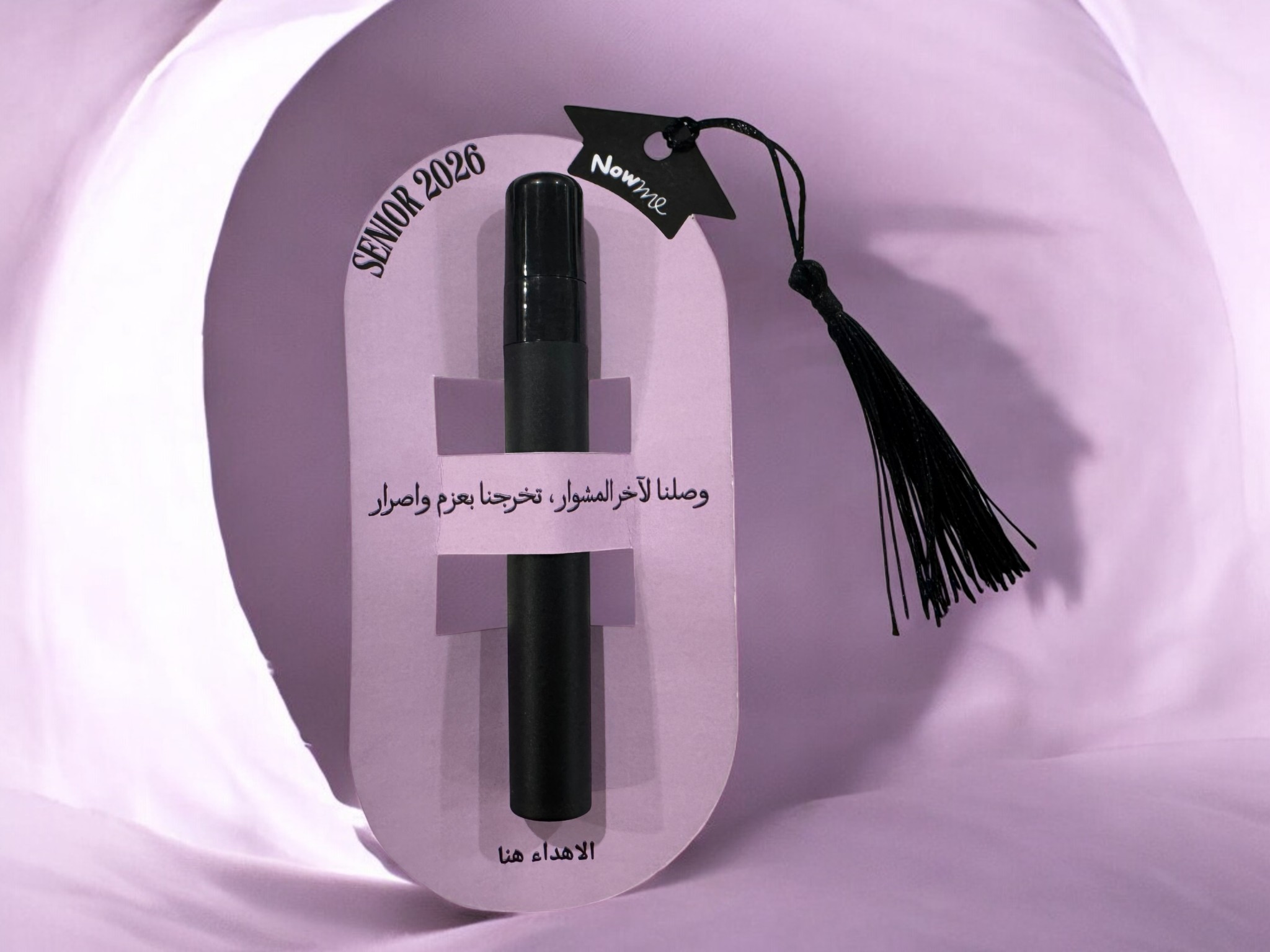 توزيعة عطر التخرج والتفوق بشكل قبعة تخرج 1 توزيعة عطر تخرج بعبوة سوداء مع كرت بنفسجي وتصميم SENIOR 2026 في الكويت