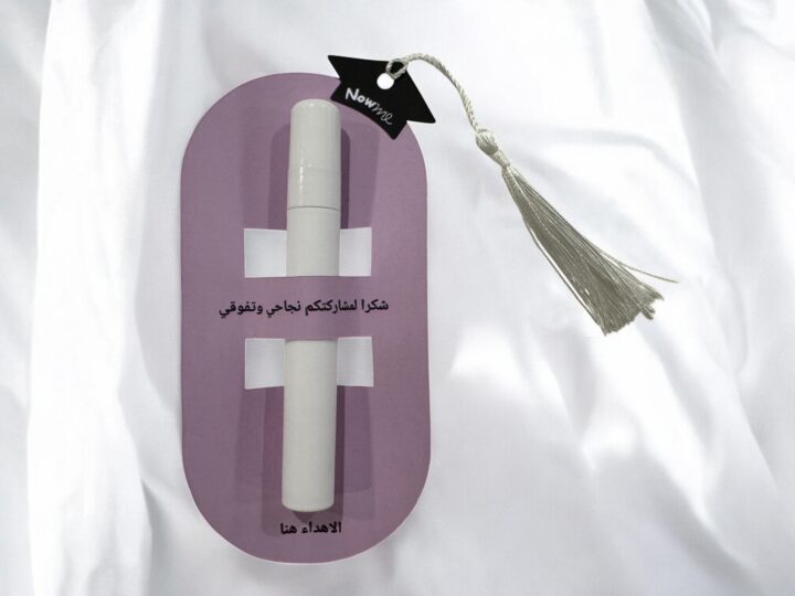 توزيعة عطر التخرج والتفوق بشكل قبعة تخرج 2 توزيعة عطر تخرج وتفوق بعبوة بيضاء مع كرت بنفسجي وتعليقة خيط في الكويت
