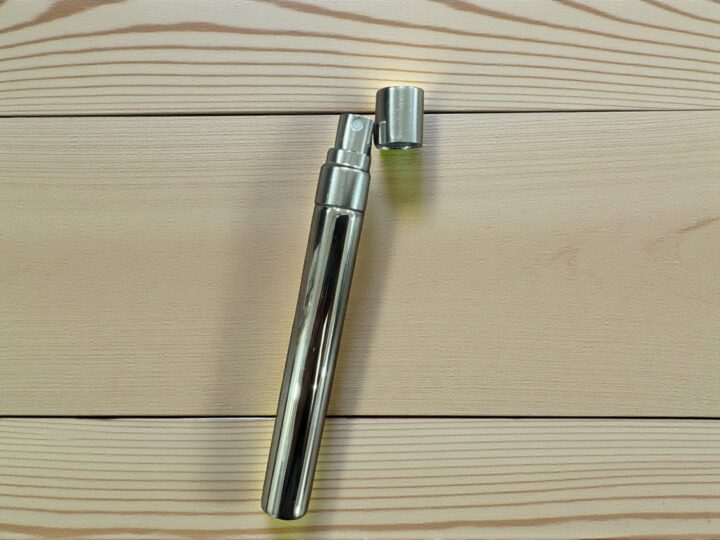 توزيعة العطر (كرت أبيض + شريطة سوداء) 5 عطر صغير سبراي 10 مل بعلبة سلفر (صورة قريبة) في الكويت