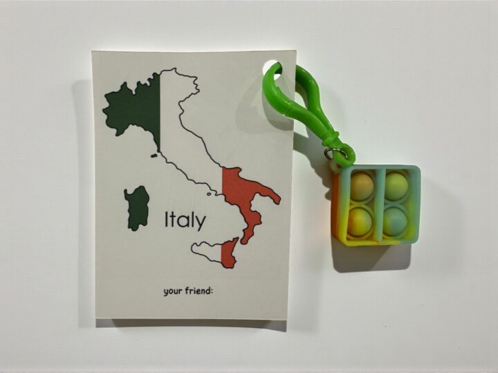 Flags Pop-it Keychain Favor 3 Italy flag favor card with “your friend” text and pop-it keychain