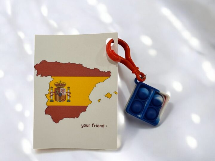 Flags Pop-it Keychain Favor 2 Spain flag favor card with “your friend” text and pop-it keychain